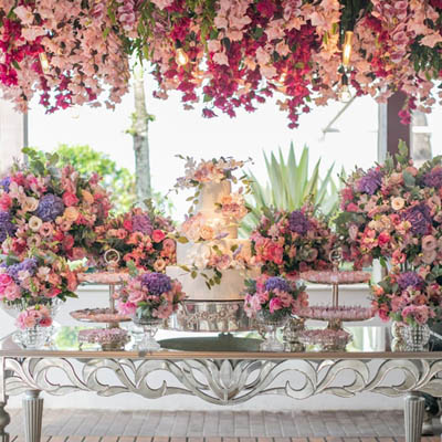 Decoração de evento com flores